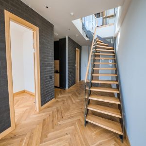 Vergelijking van laminaat vloer en pvc visgraat in Nijmeegse woonkamer met modern interieur